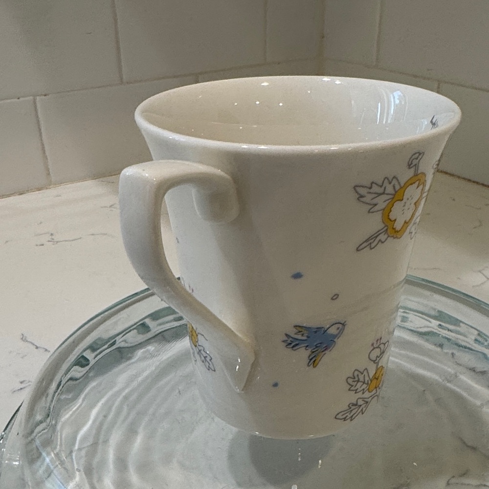 Floral Ceramic Mug with Korean Script - Picture 4 of 11